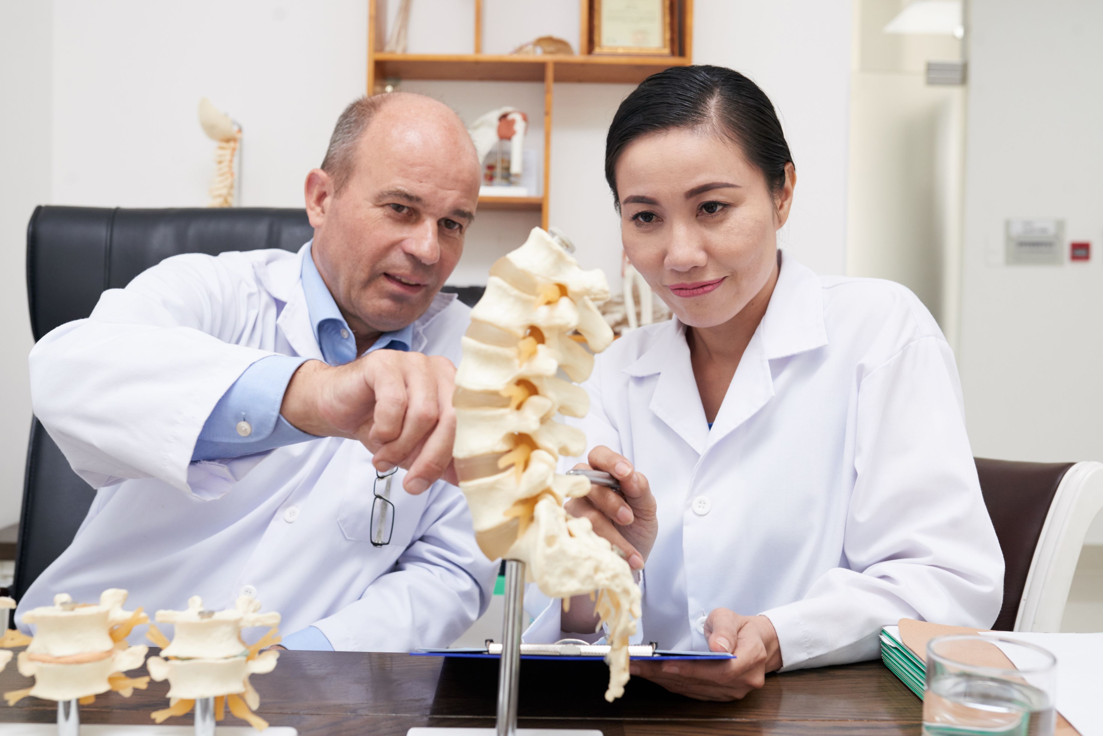 cirugia-de-columna-vertebral.jpg